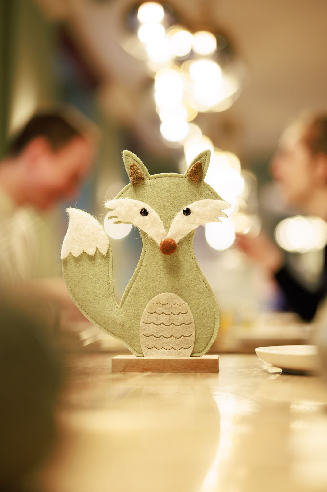 Filz-Fuchs als Tisch-Maskottchen